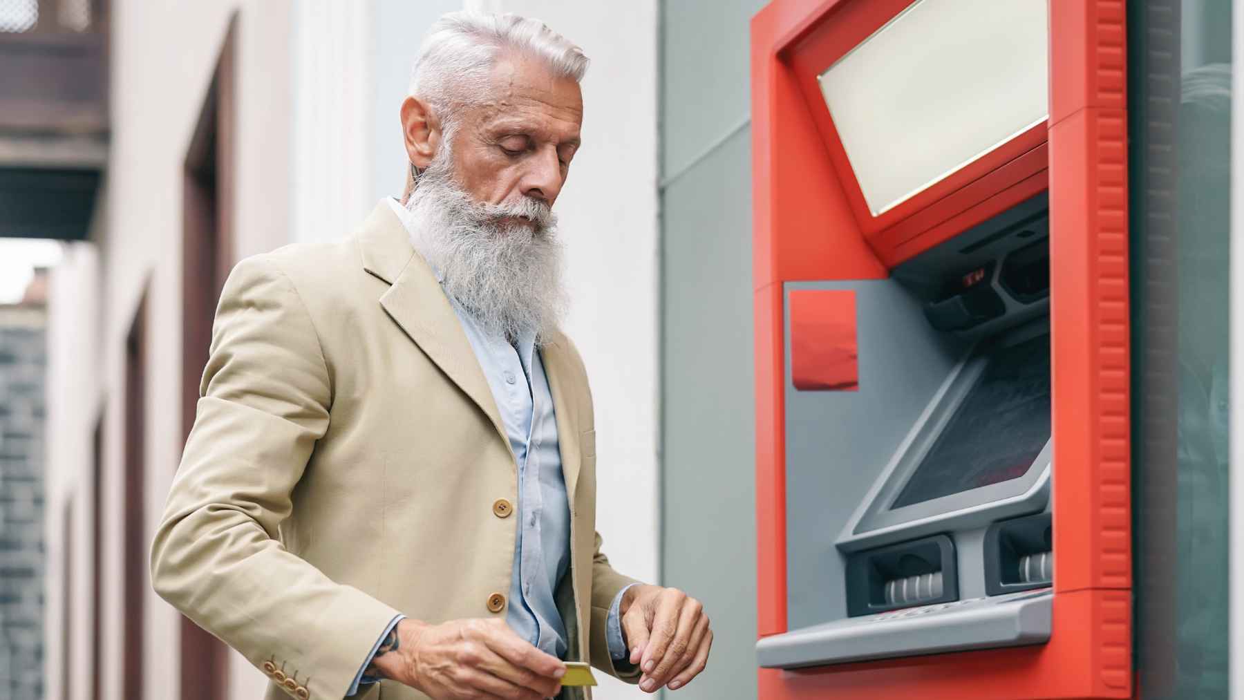 Un pensionista acude al banco para retirar su pensión