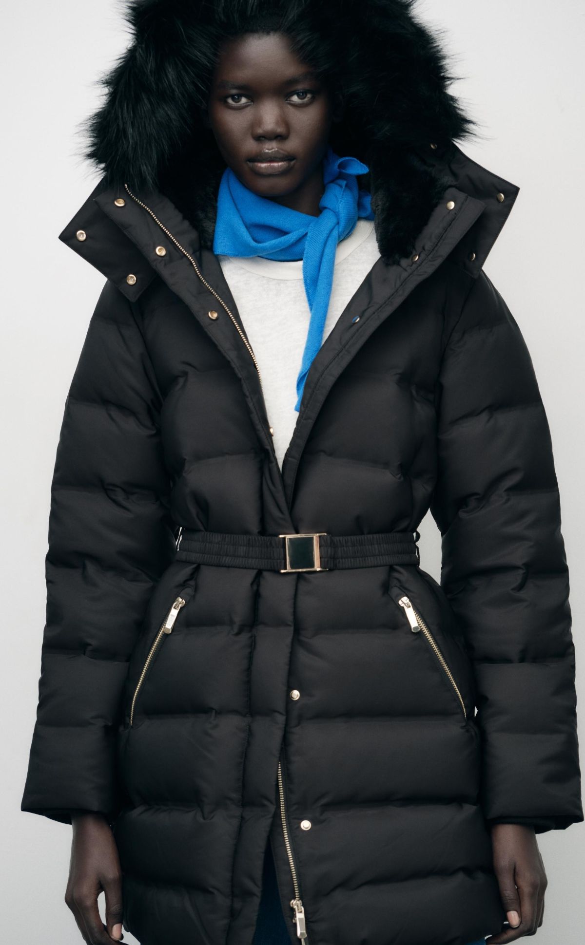 Plumífero con capucha y cinturón water and wind resistant de Zara