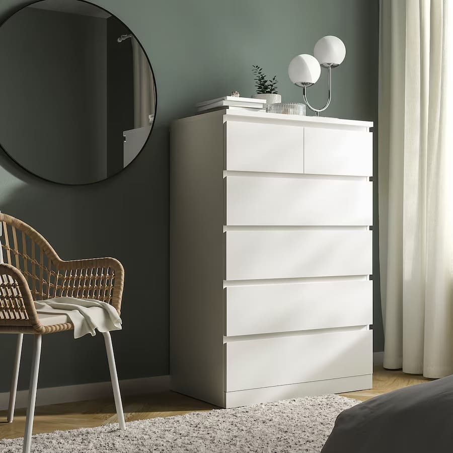 La cómoda de seis cajones en color blanco MALM de Ikea