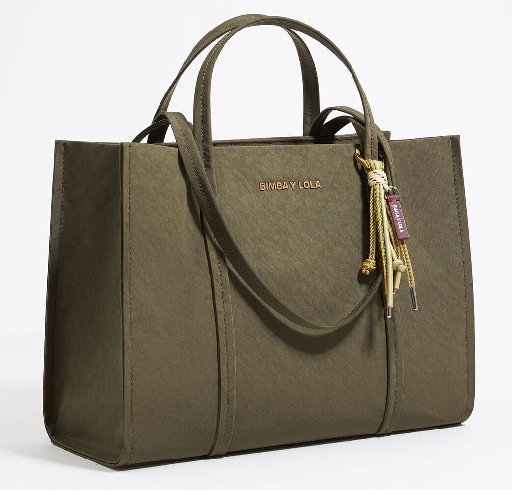 El bolso shopper grande de nylon en color caqui de Bimba y Lola