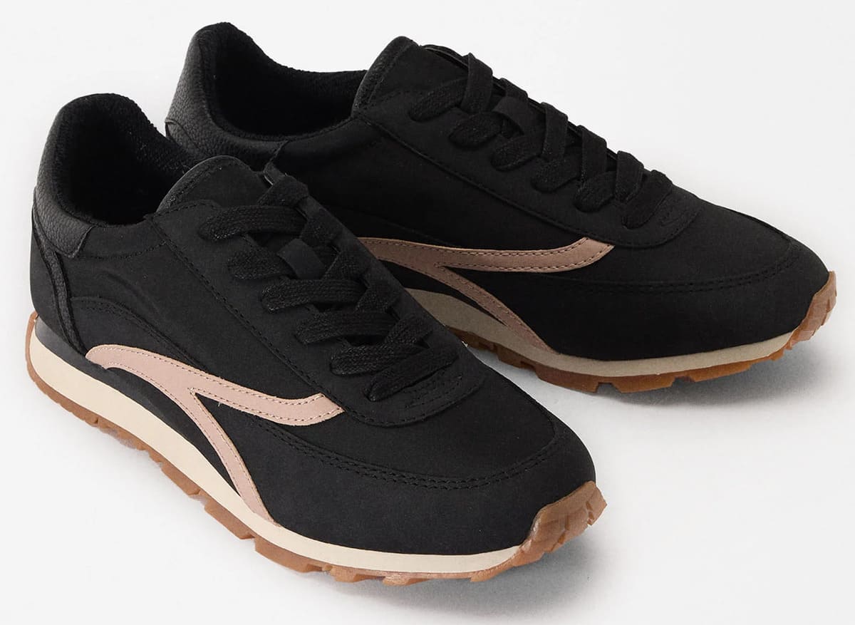 Las zapatillas de estilo retro en color negro de Parfois