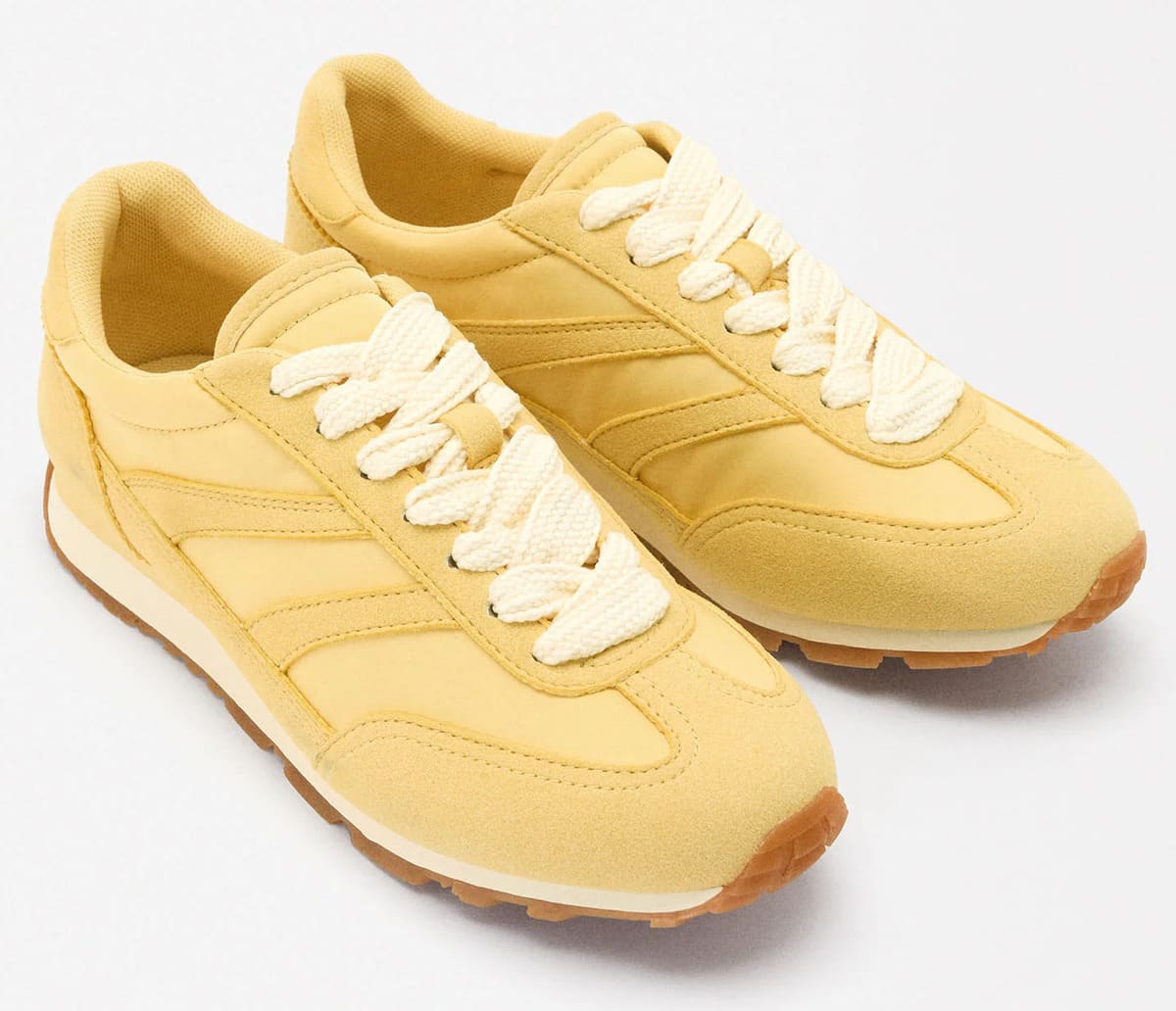 Las zapatillas con estilo vintage en color amarillo de Parfois