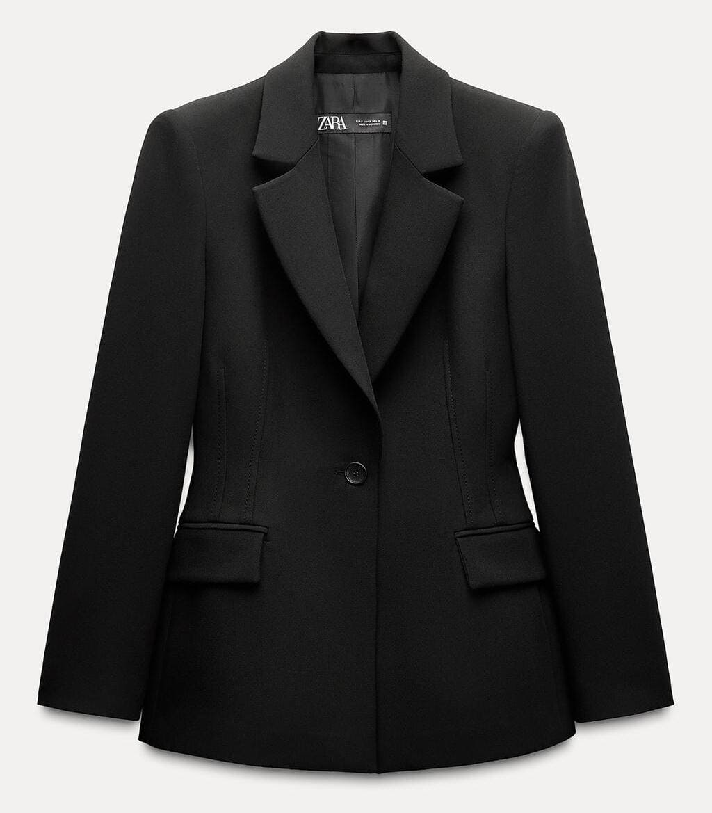 La nueva chaqueta blazer entallada con hombreras en color negro de Zara
