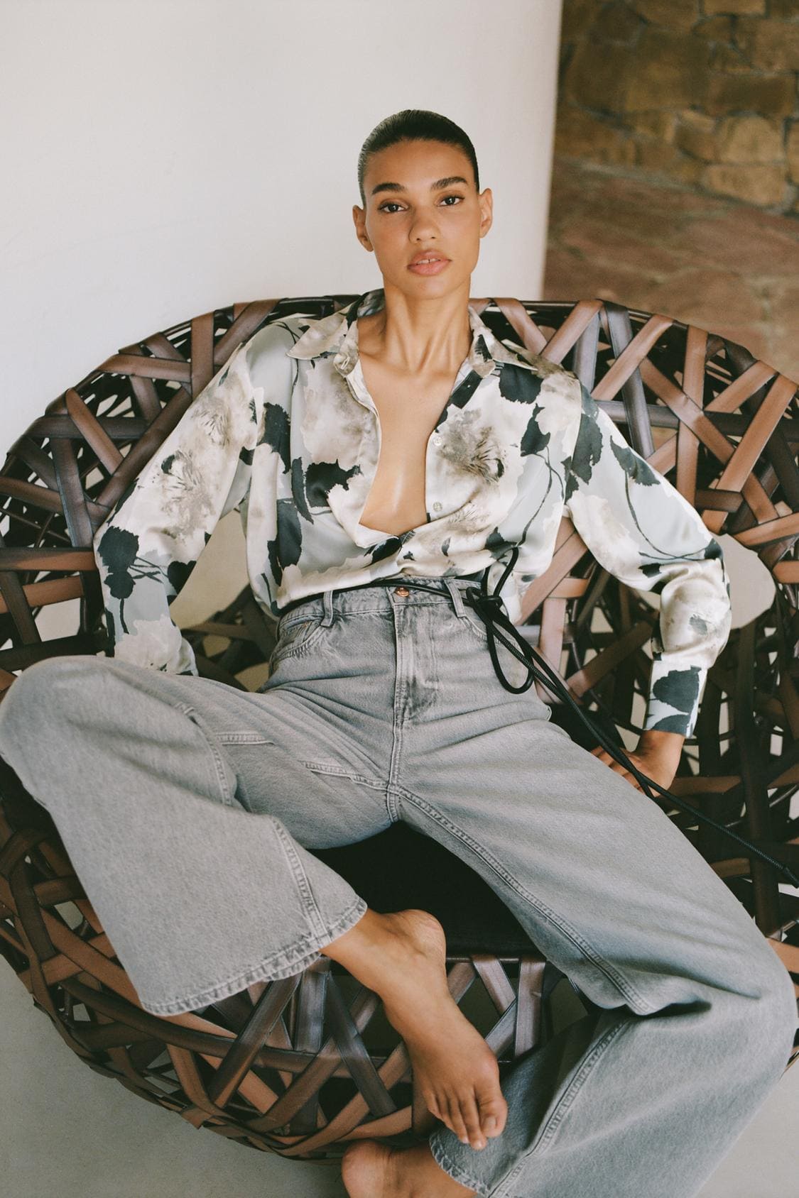 La nueva camisa estampada satinada en color gris y tostado de Zara