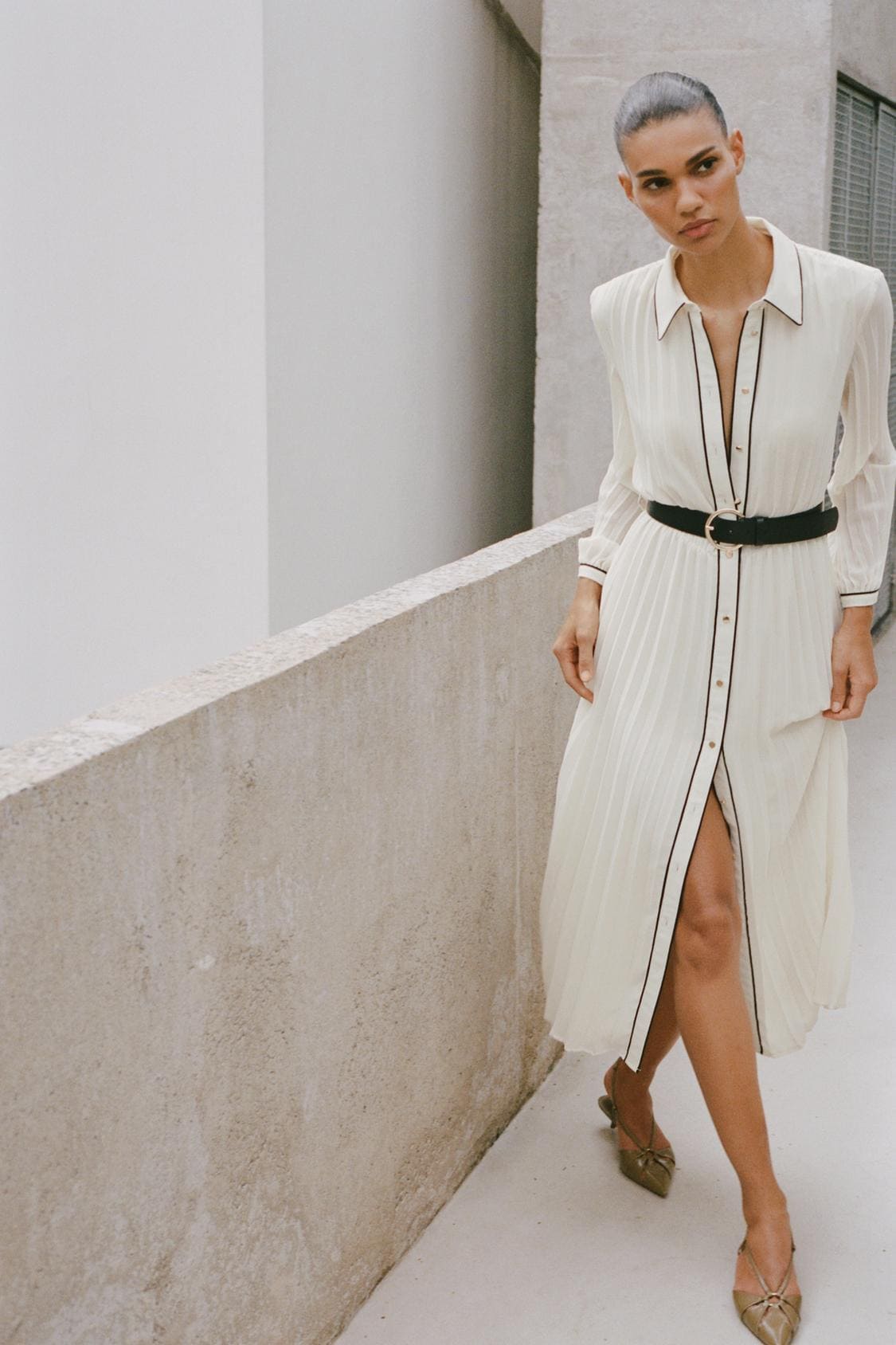 El nuevo vestido plisado con cinturón en color crudo de Zara