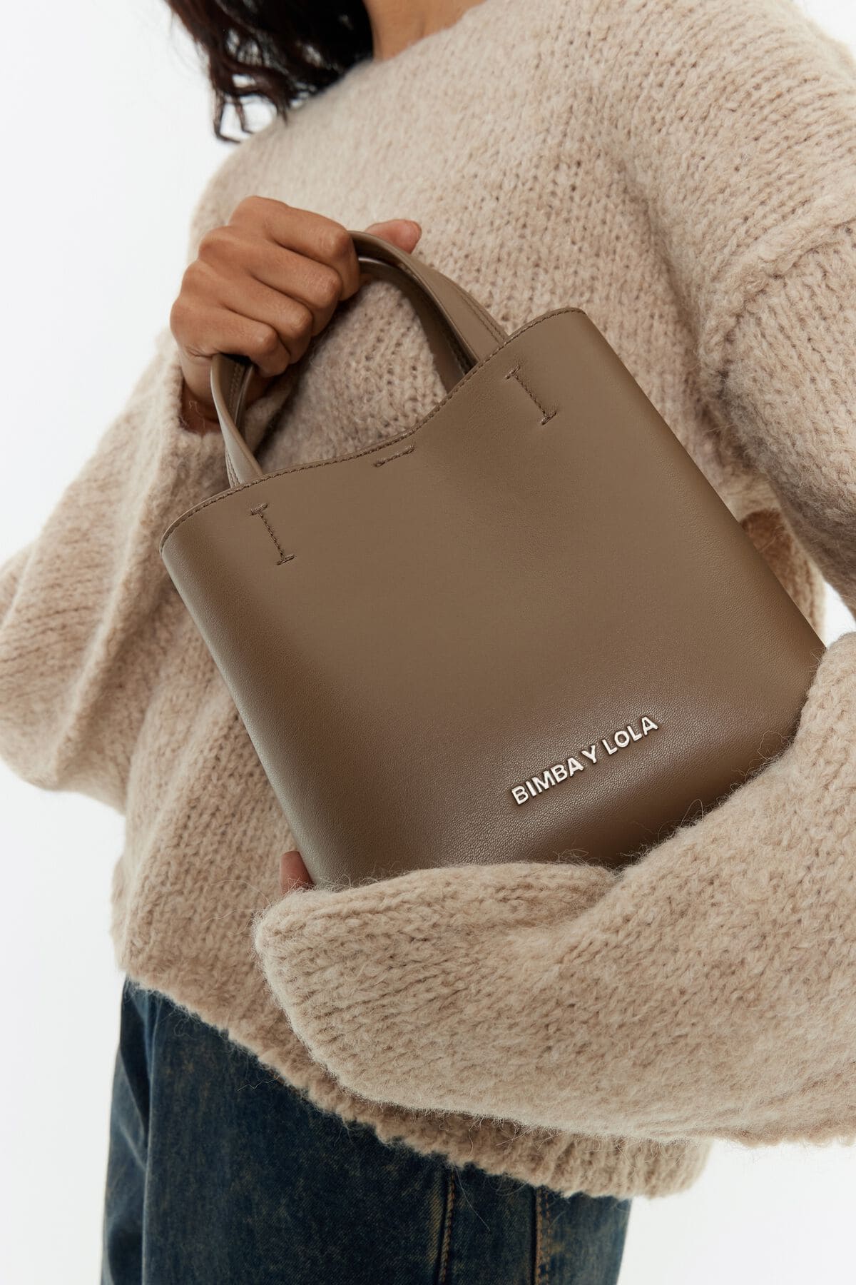 El bolso chihuahua pequeño de piel en topo oscuro de Bimba y Lola