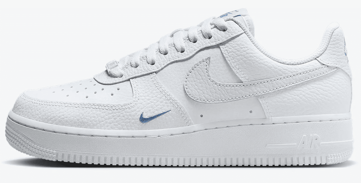 Las zapatillas Nike Air Force 1'07 en color blanco y azul