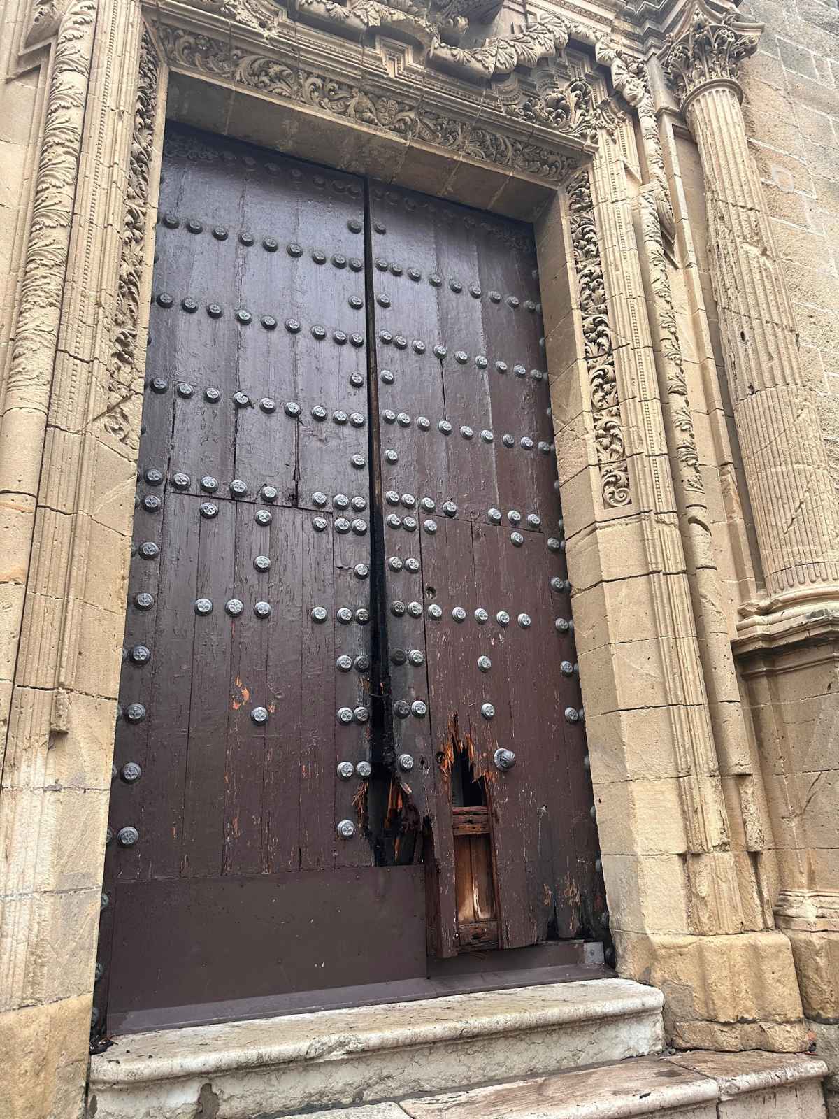 Puerta afectada de la Sacristía de San Miguel en Jerez | Juan Carlos Corchado