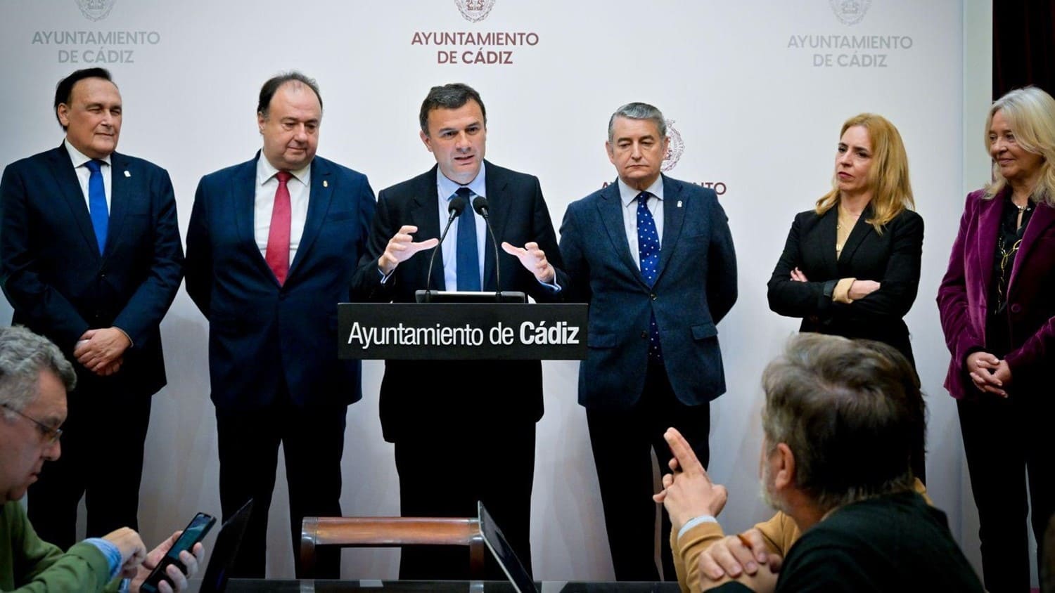 Bruno García, durante la atención a los medios