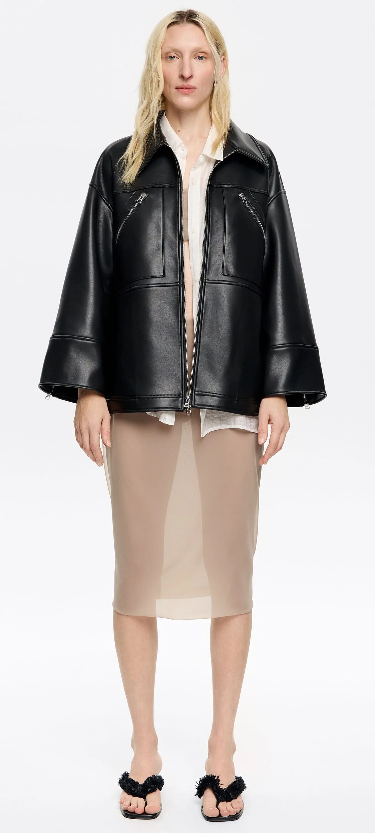 La nueva cazadora de piel sintética en color negro de Bimba y Lola