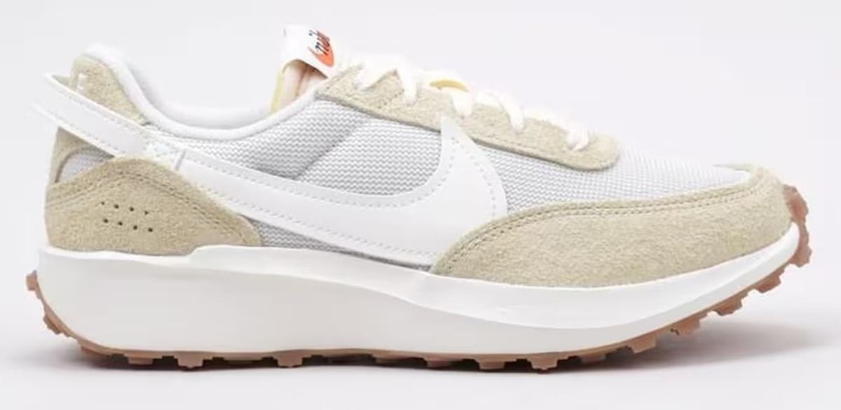 Las zapatillas deportivas para mujer Nike Waffle Debut en color beige en Decathlon