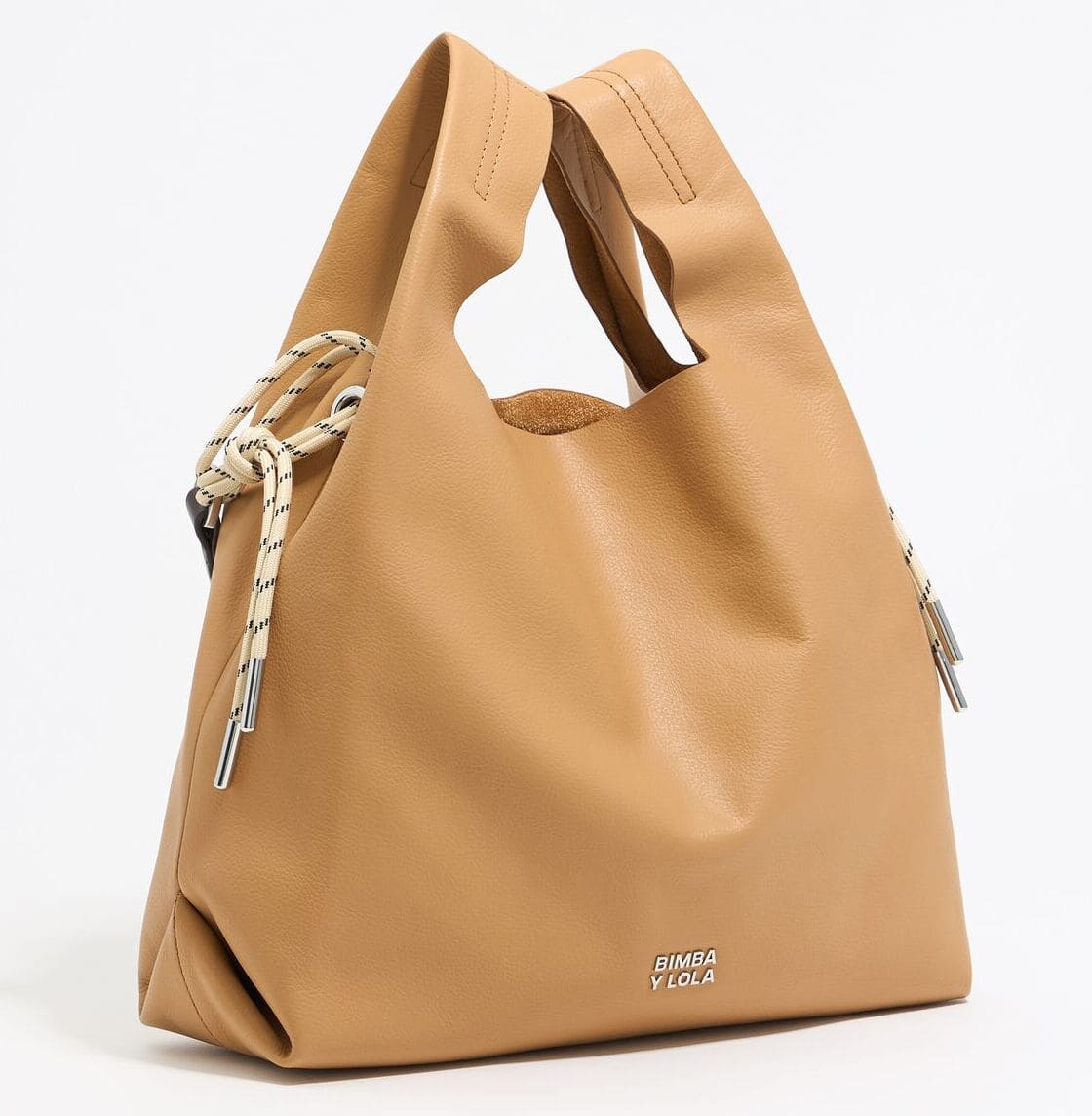 El nuevo bolso mediano paper de piel en color marrón Sahara de Bimba y Lola