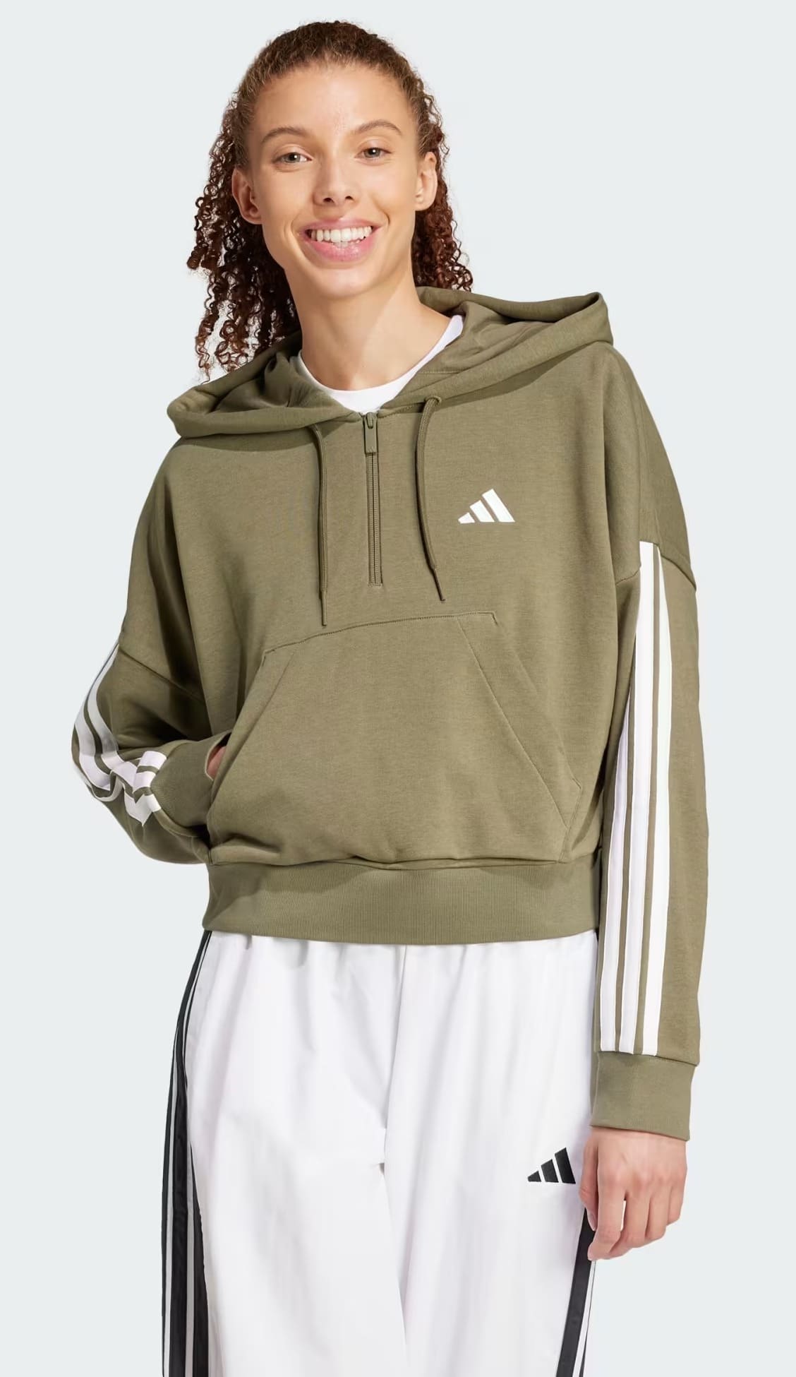 La sudadera con capucha Essentials French Terry Quarter-Zip 3 bandas de Adidas