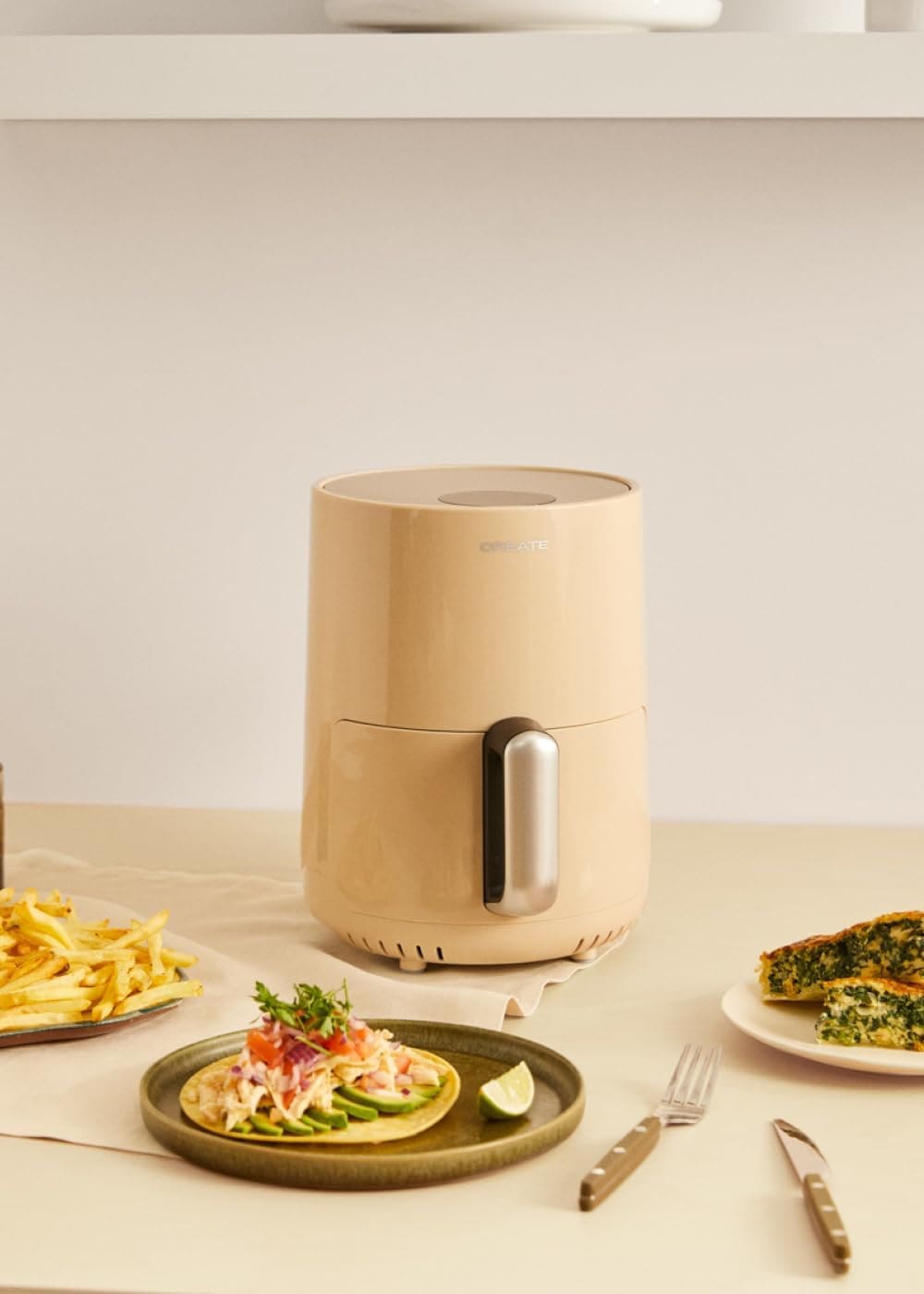 La freidora de aire sin aceite con 1,5 litros y cesta antiadherente color arena de Create en Amazon