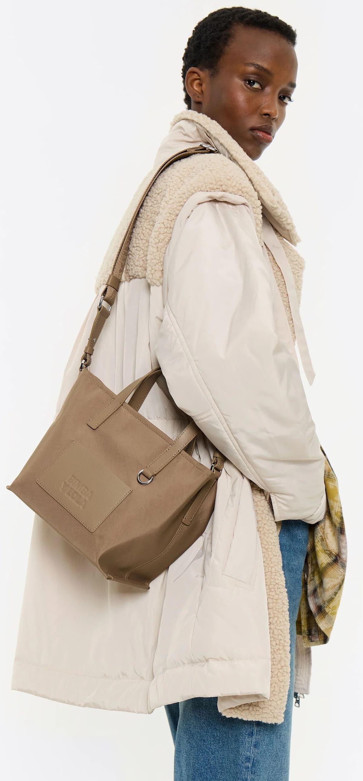 El bolso bandolera mediano de nylon color corteza de Bimba y Lola