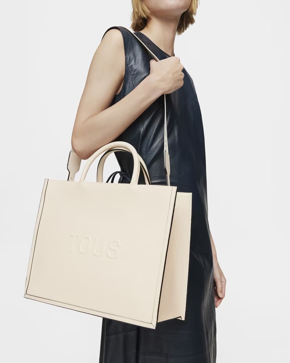 El bolso shopper grande Amaya en color beige Tous Brenda