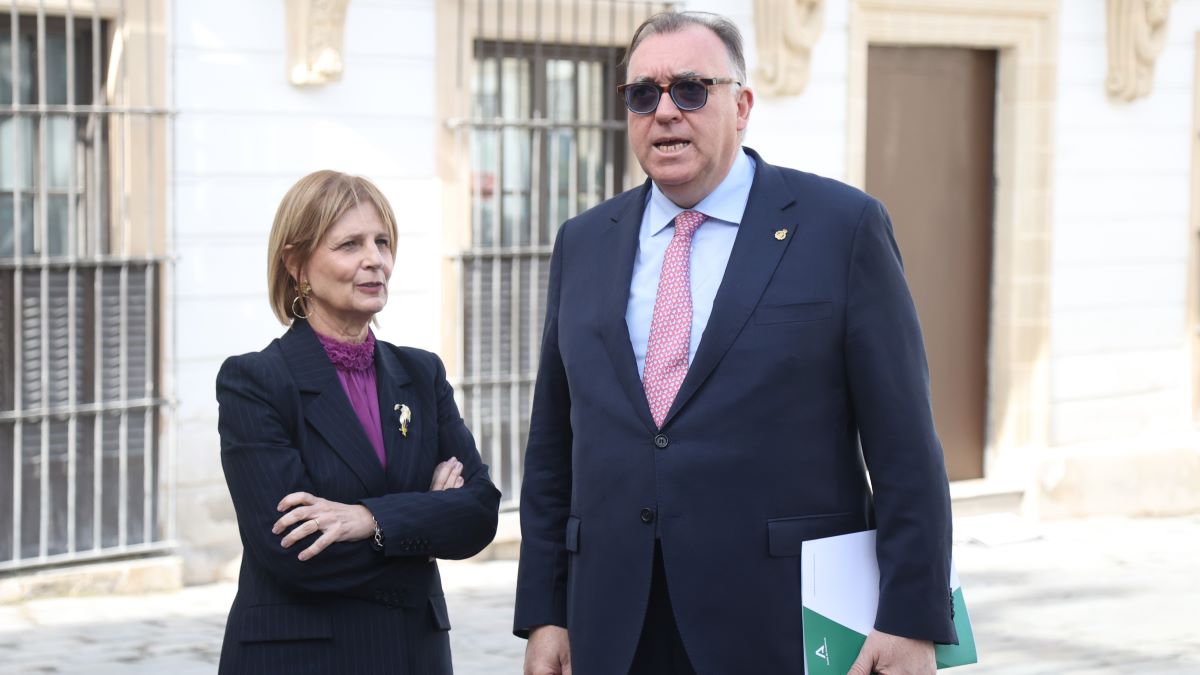 María José García-Pelayo y el consejero Arturo Bernal | Cristo García