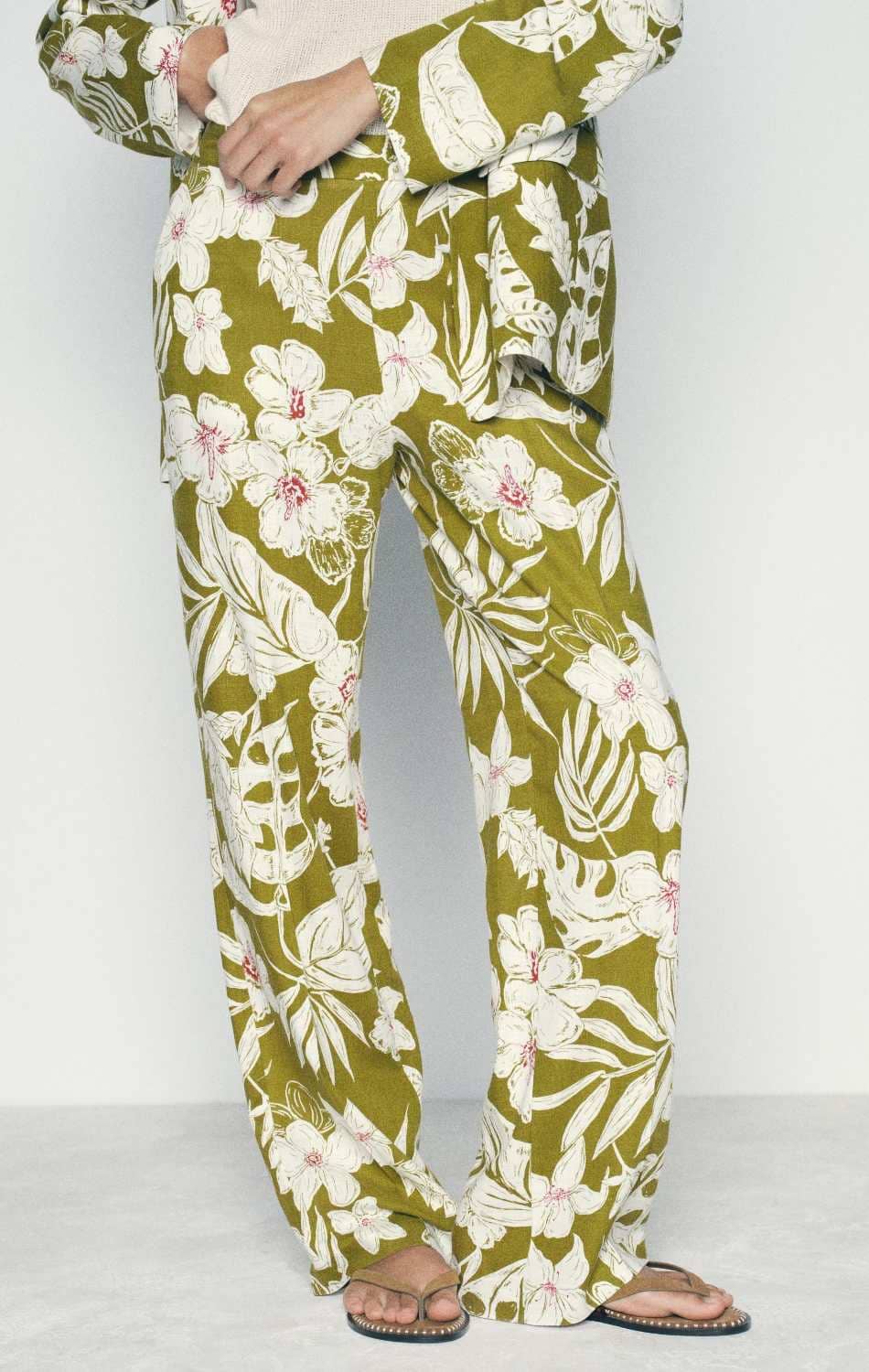 Pantalón estampado floral con lino de Zara