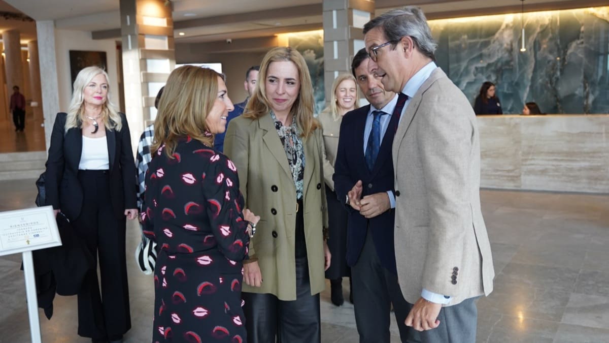 Almudena Martínez, presidenta de la Diputación, junto al consejero autonómico Jorge Paradela