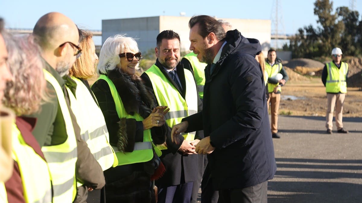 El ministro Puente saluda a la presidenta de la Autoridad Portuaria Teófila Martínez | Cristo García