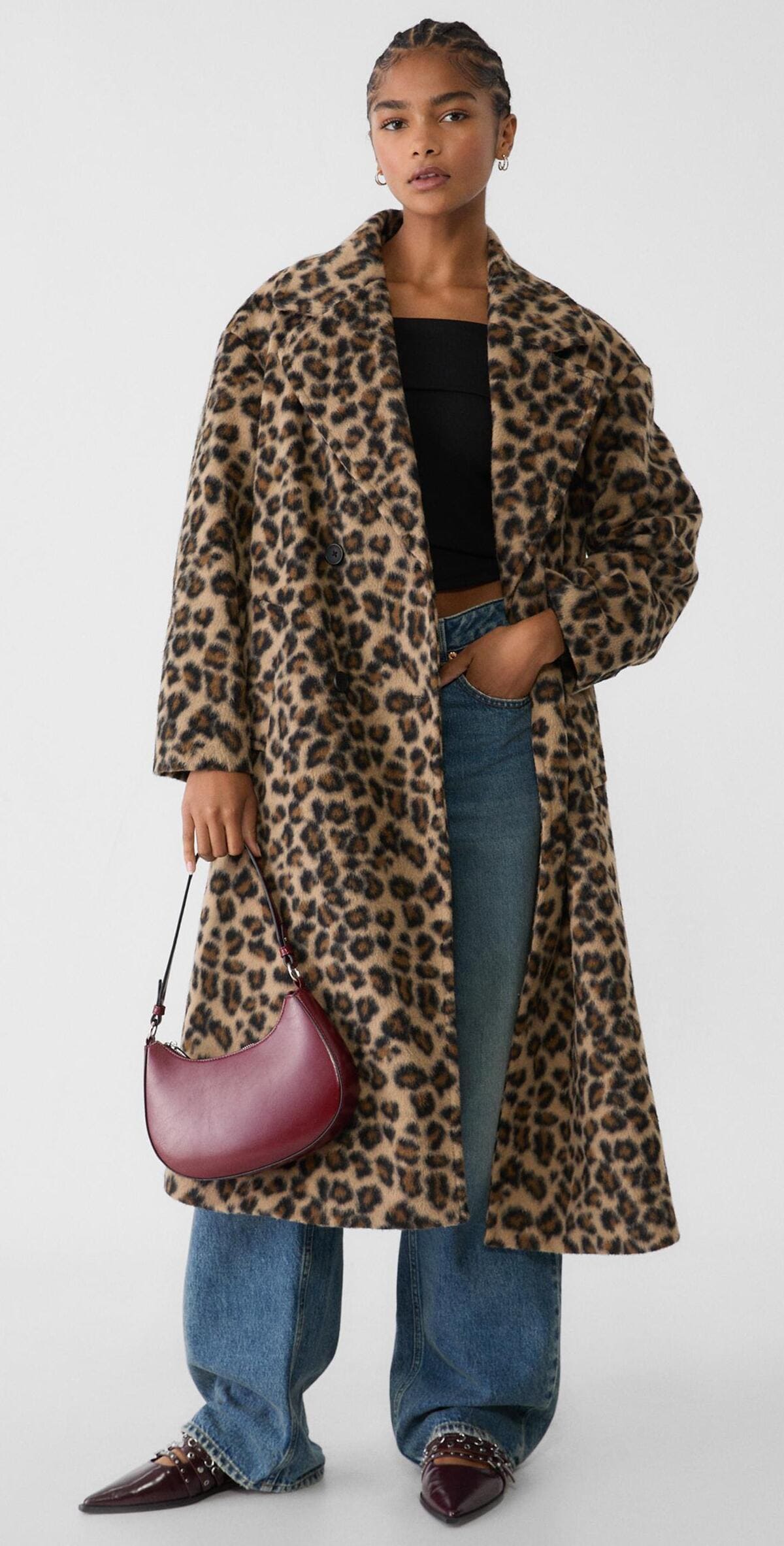 El abrigo oversize de tacto suave con animal print de Stradivarius