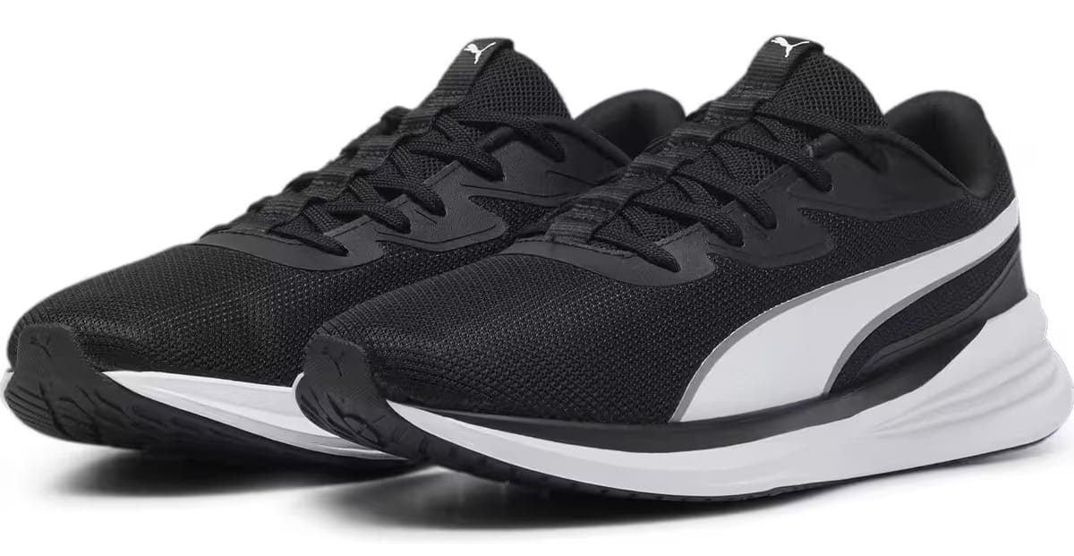 Las zapatillas de running Night Runner V3 de Puma negras y blancas en Decathlon