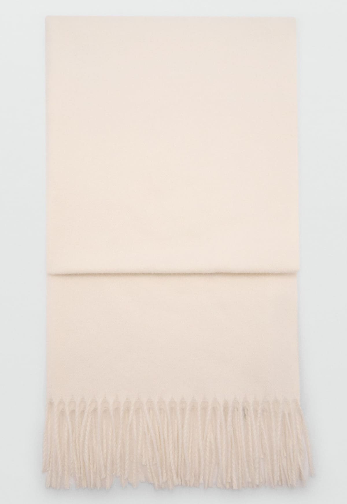 La bufanda con terminaciones de flecos en color crudo de Mango