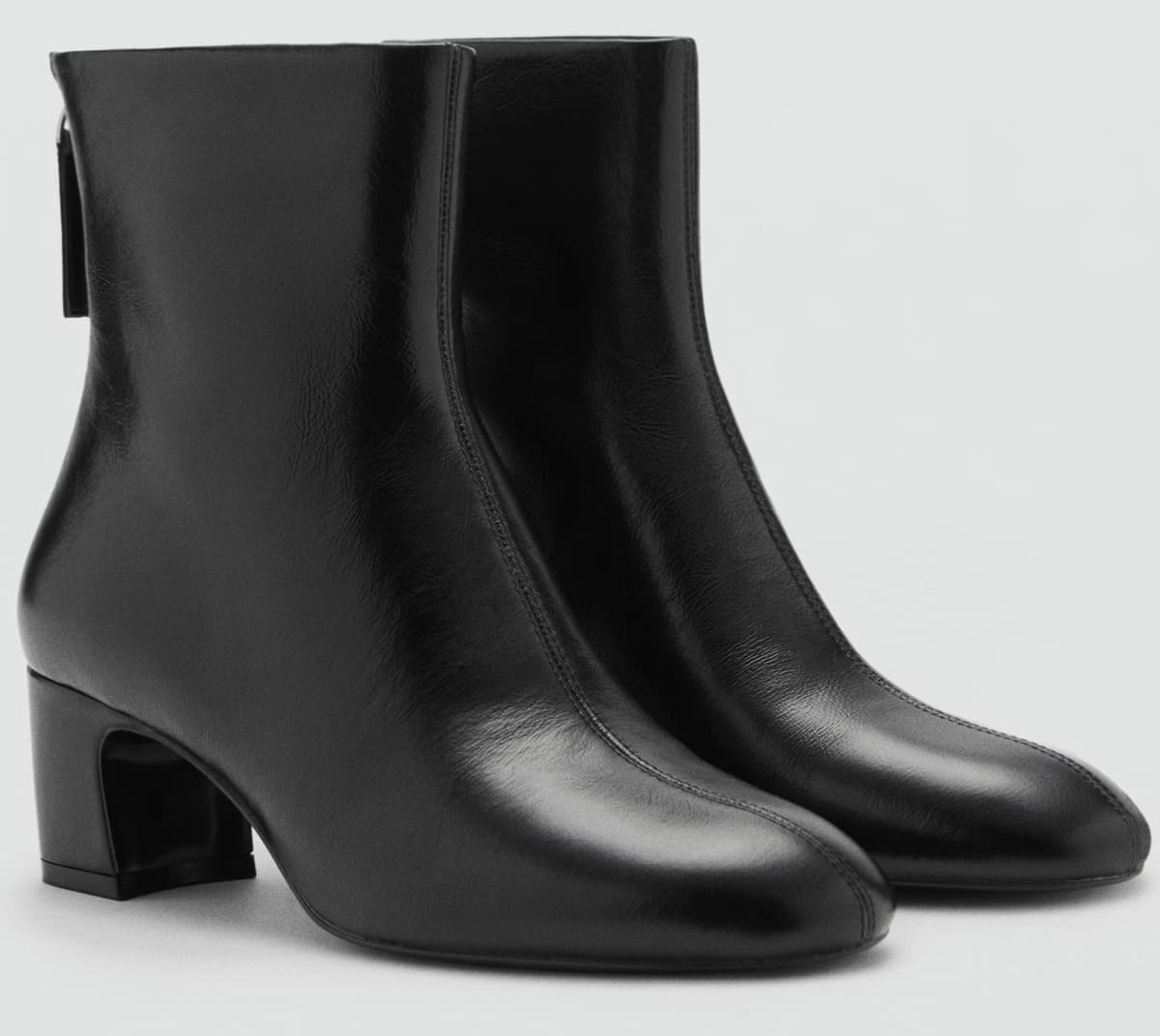 Los botines de piel con cierre de cremallera en color negro de Mango