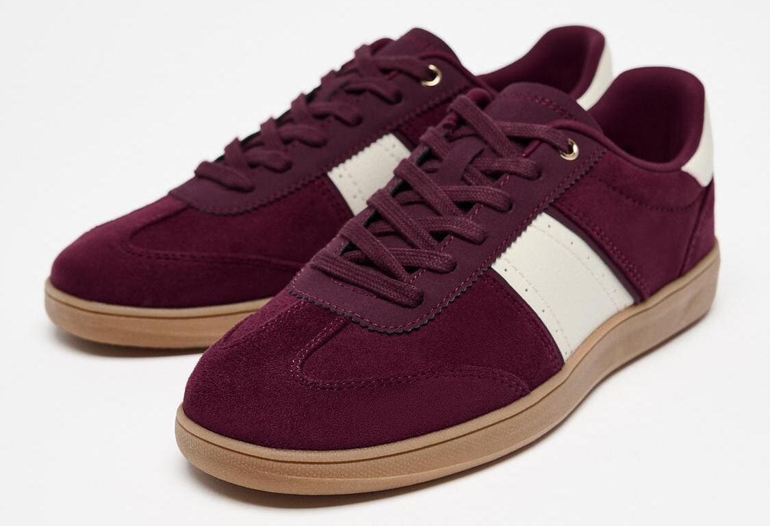 Las zapatillas deportivas en color púrpura de Zara