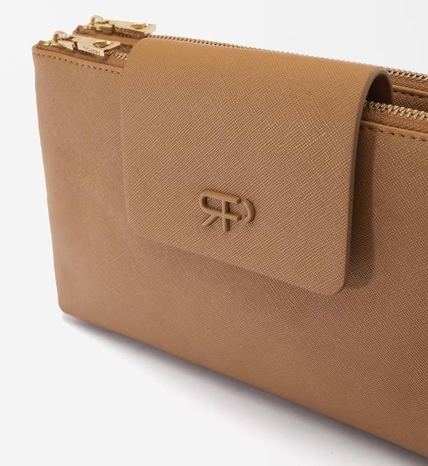 Bandolera con solapa y cierre de cremallera en liso