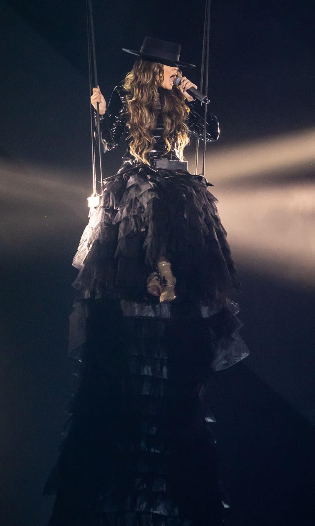 Melody en el Benidorm Fest luciendo una espectacular bata de cola