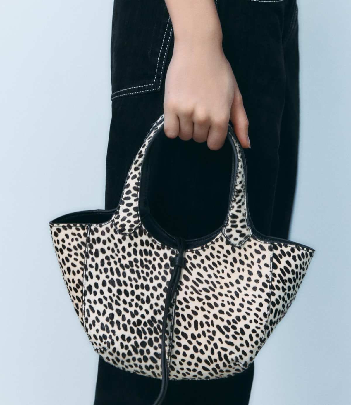 Mini shopper estampado animal piel de Zara