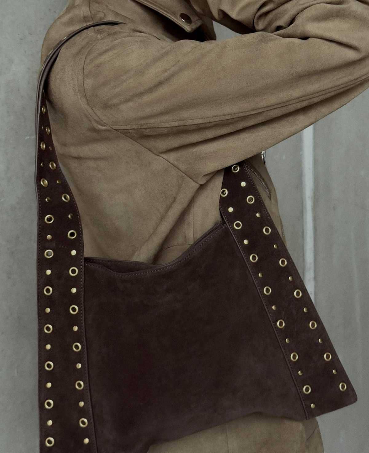 Bolso de hombro tachas serraje de Zara