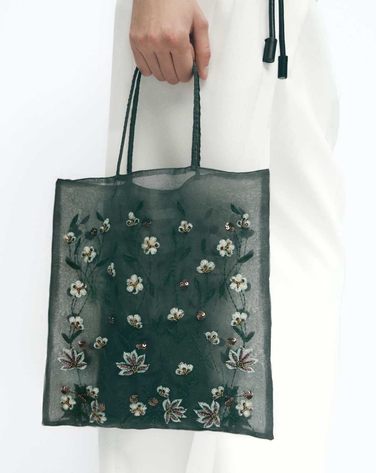 Bolso tejido bordados de Zara