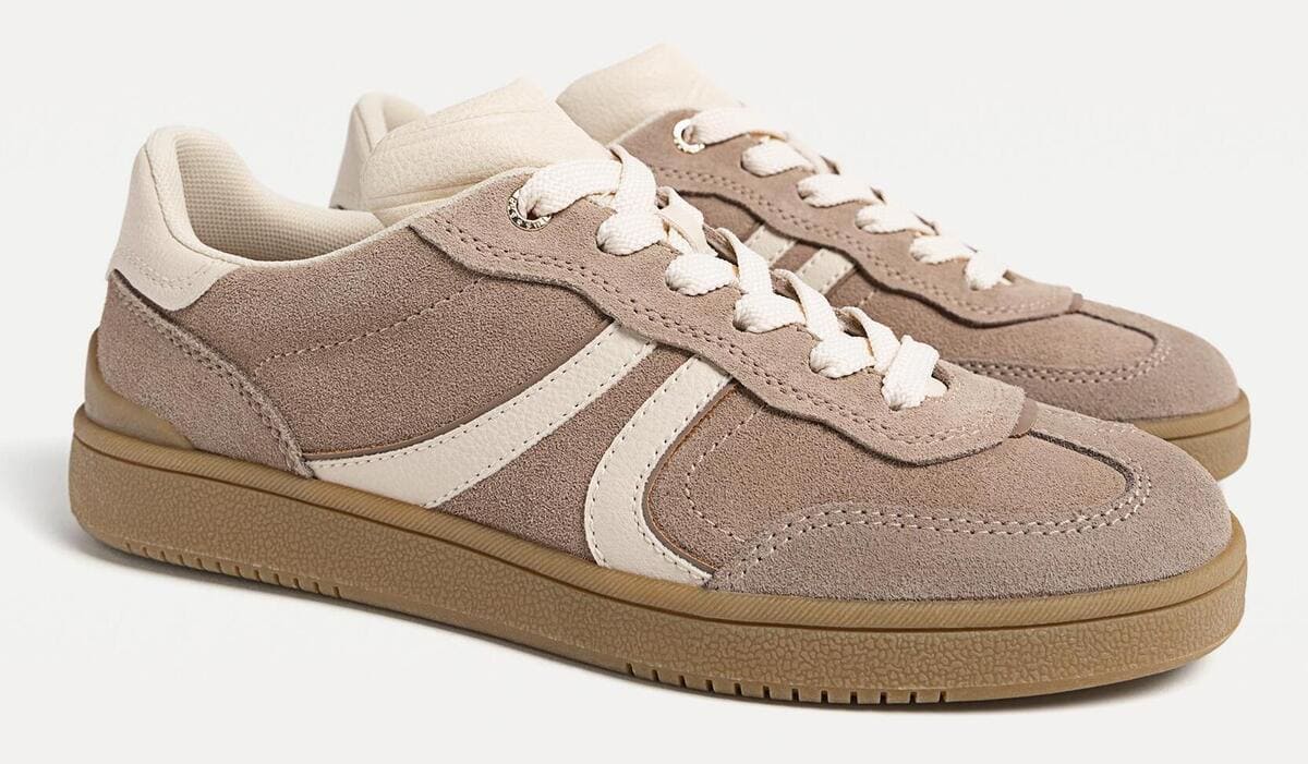 Las nuevas zapatillas casual de piel en color beige de Stradivarius