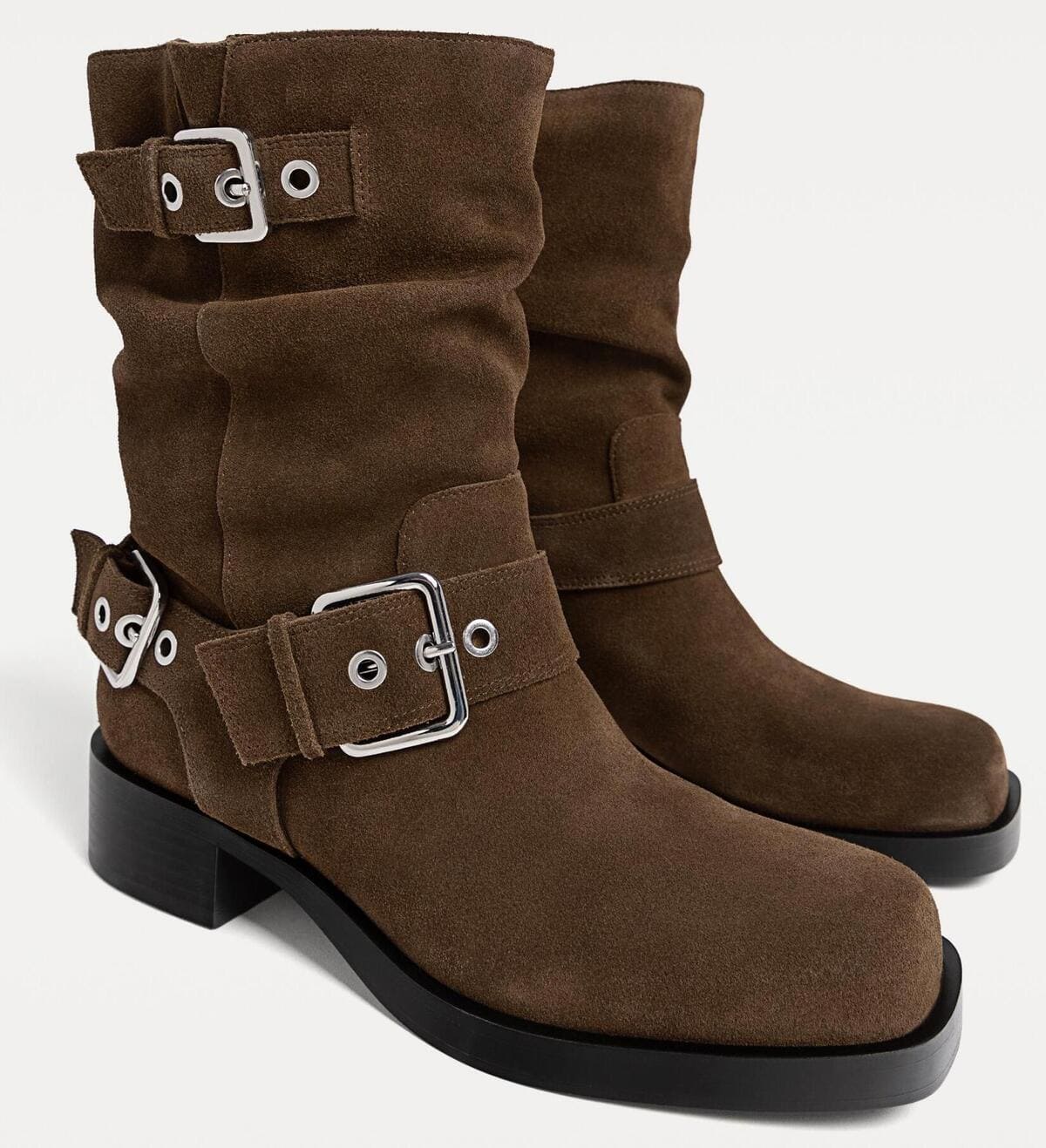 Los botines de piel con hebillas en color marrón de Stradivarius