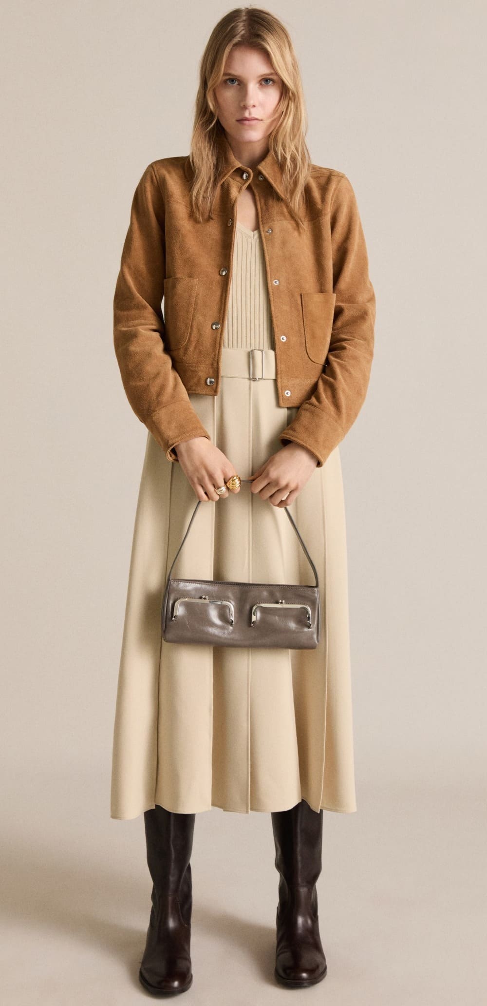 La nueva chaqueta de piel con bolsillos en color marrón medio de Mango