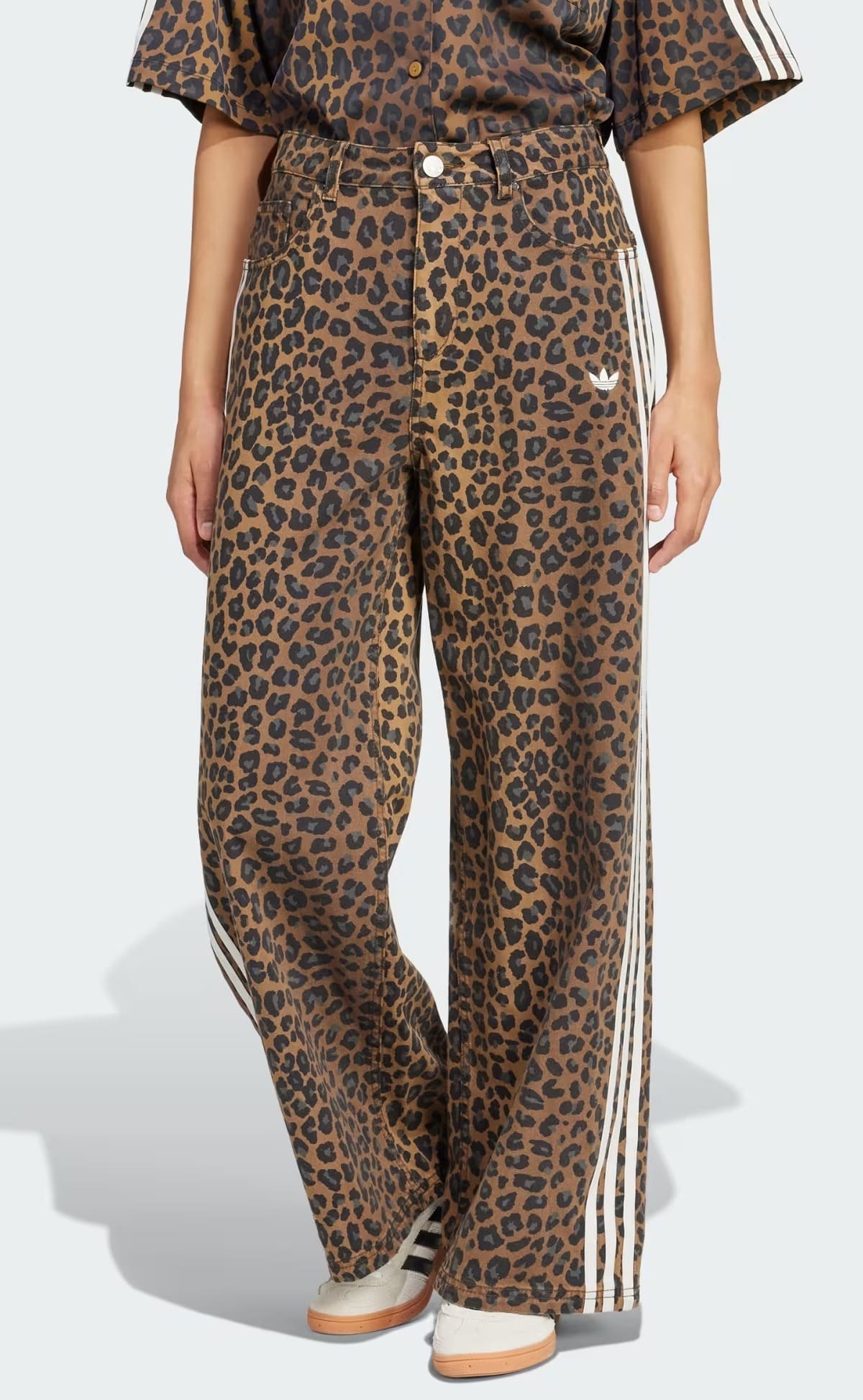 Los nuevos pantalones de chándal denim holgados de leopardo Adidas Originals