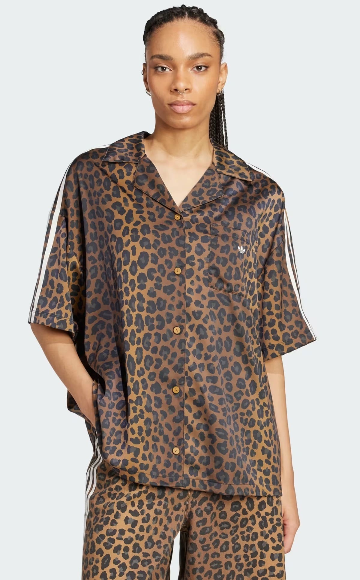 La nueva camisa Adidas Originals satinada con estampado de leopardo