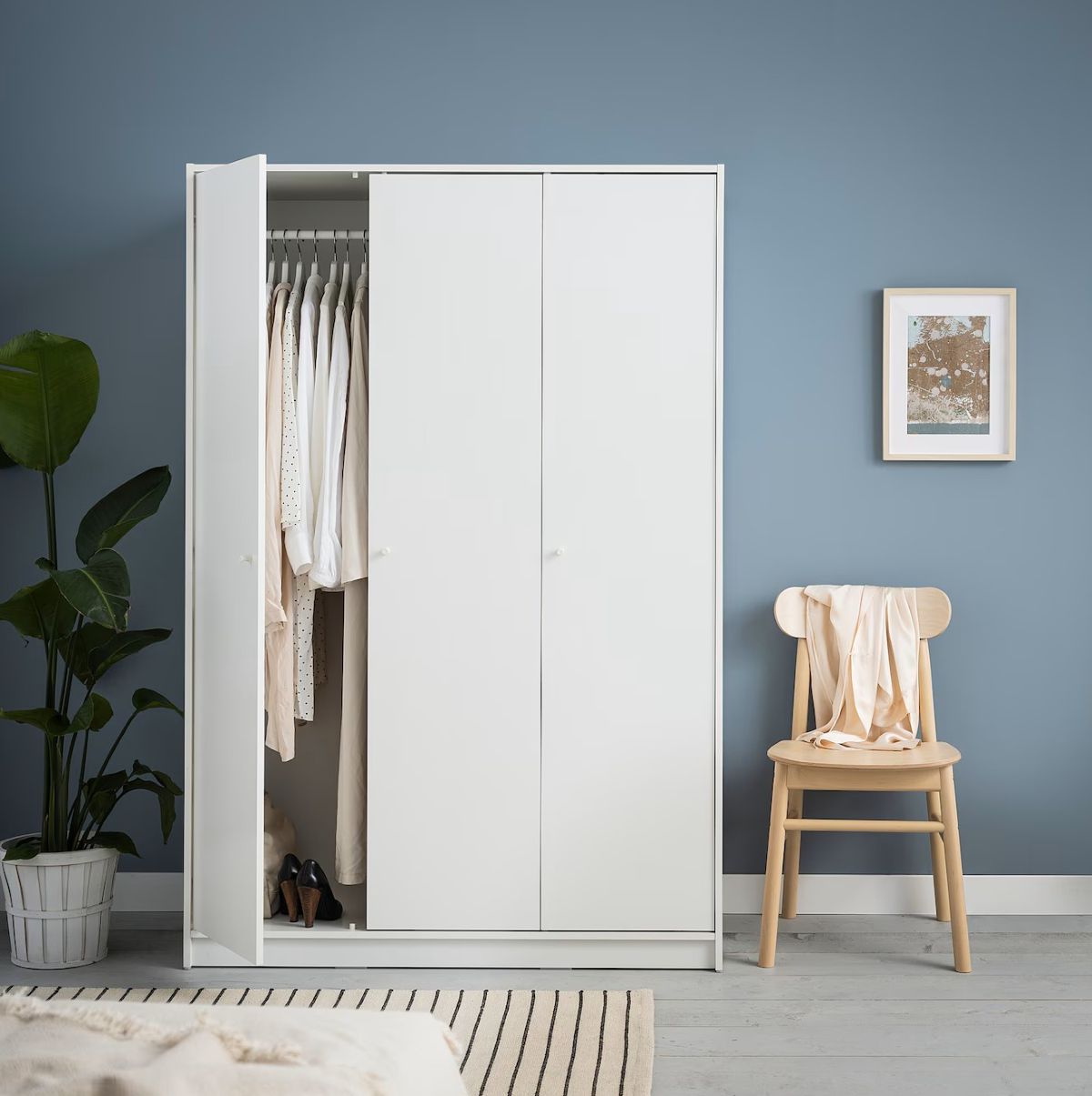 Armario de tres puertas de la serie KLEPPSTAD de Ikea