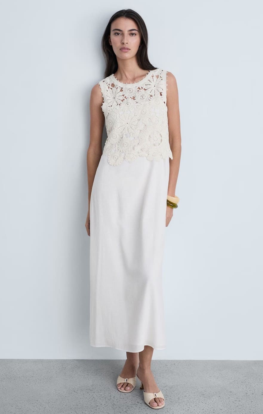 Vestido midi cuerpo crochet de Mango