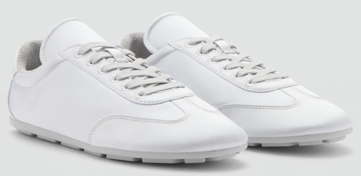 Las nuevas zapatillas deportivas satinadas con cordones en color plata de Mango