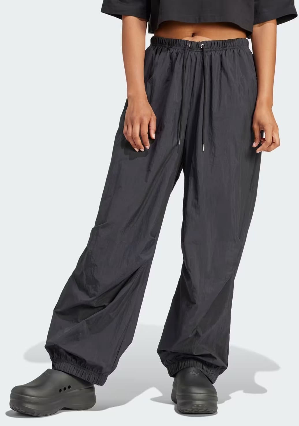 El pantalón casual Premium Essentials Nylon Parachute en color negro de Adidas