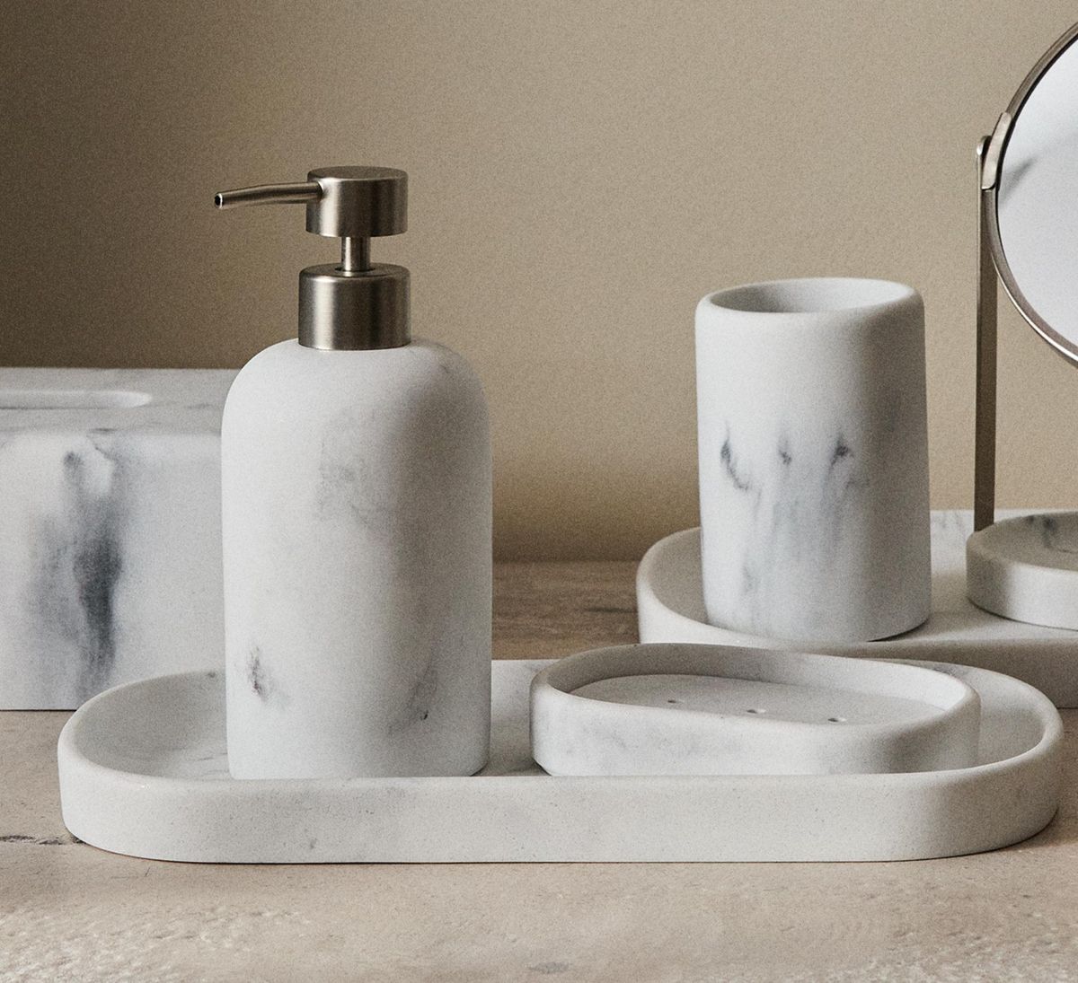 Juego de accesorio de baño de resina efecto mármol de Zara Home