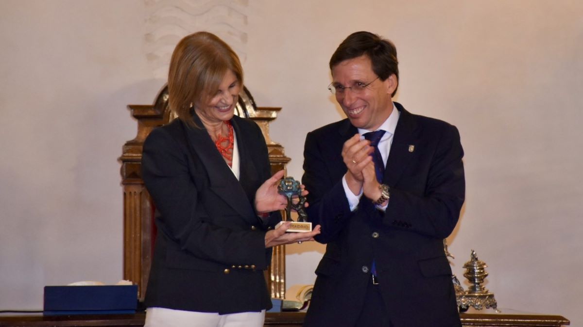 Intercambio de regalos entre José Luis Martínez-Almedia y María José García-Pelayo| Noelia Herrera