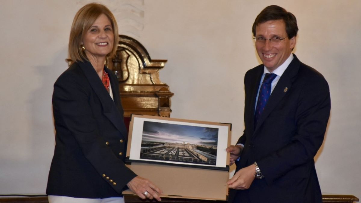 Intercambio de regalos entre José Luis Martínez-Almedia y María José García-Pelayo | Noelia Herrera