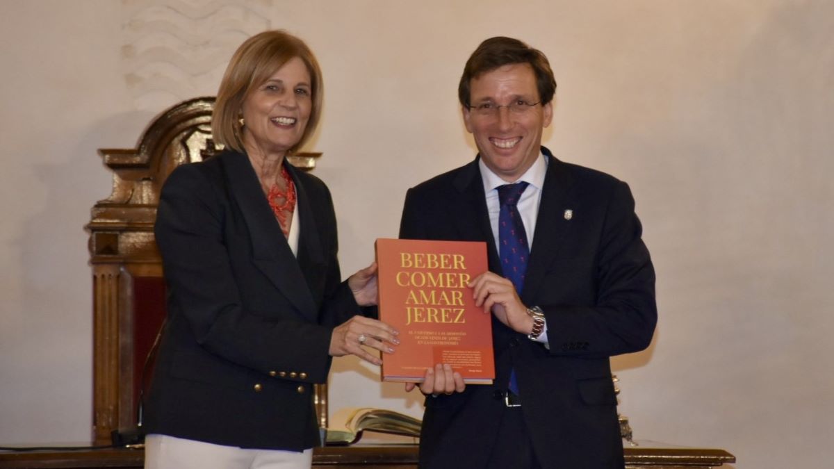 Intercambio de regalos entre José Luis Martínez-Almedia y María José García-Pelayo | Noelia Herrera