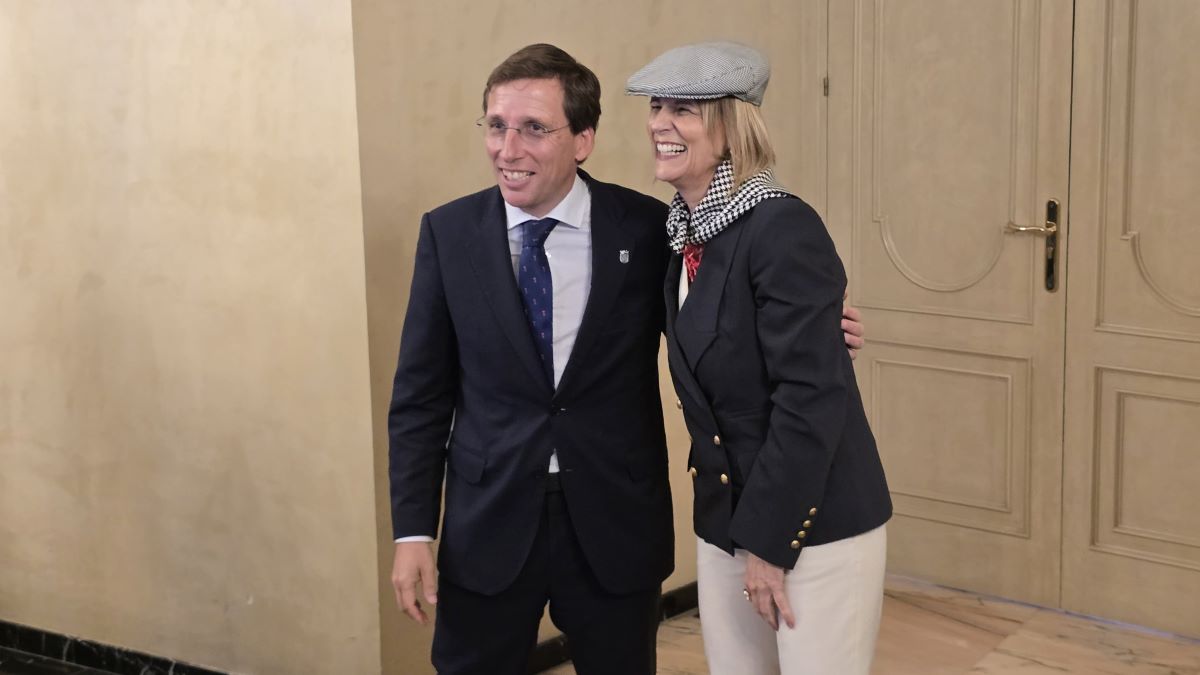 Intercambio de regalos entre José Luis Martínez-Almedia y María José García-Pelayo | Noelia Herrera