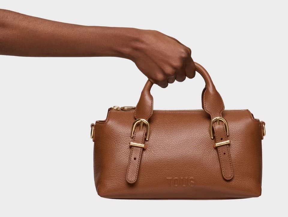 El nuevo bolso bowling mediano de piel camel Tous Buckles