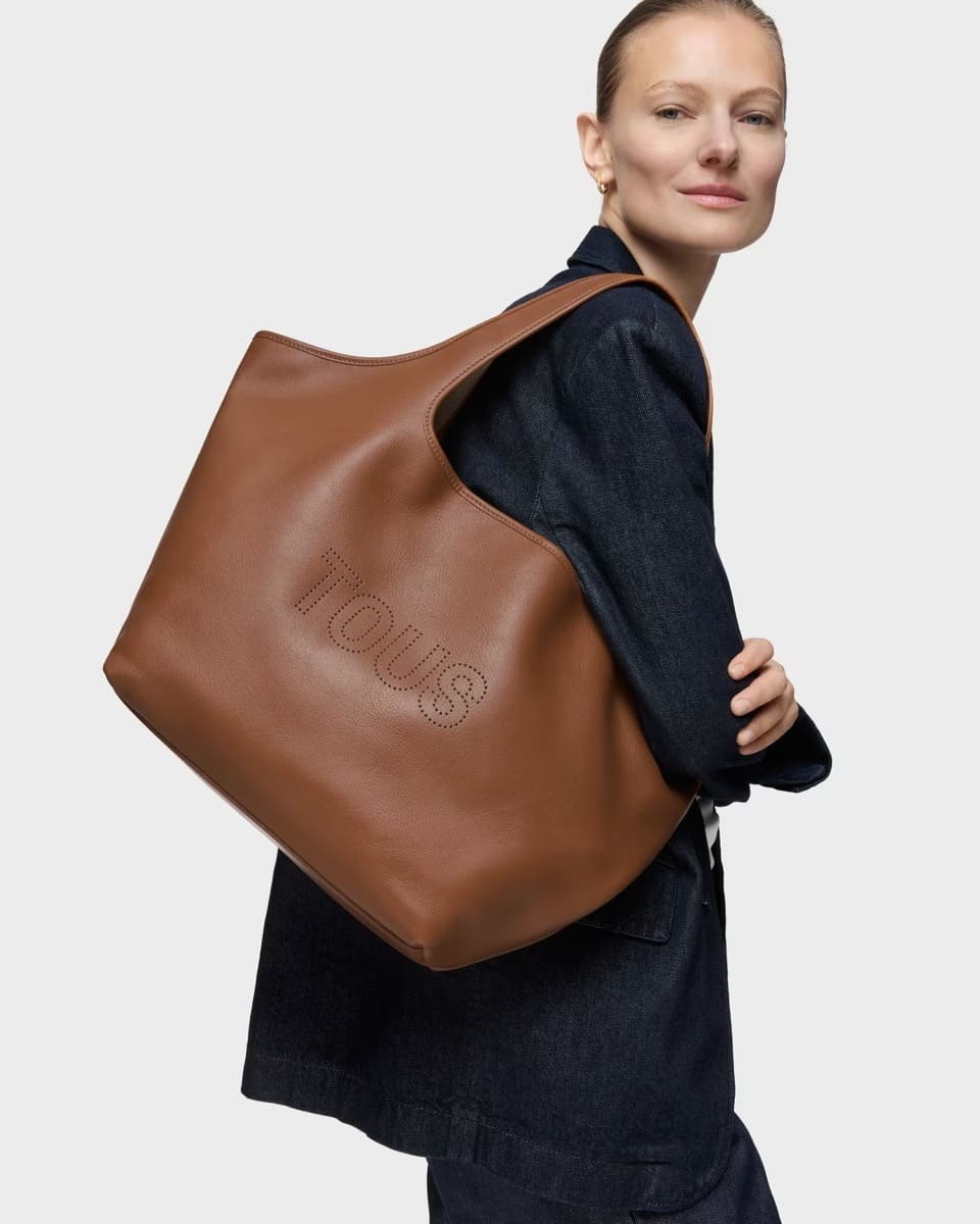 El nuevo bolso tipo capazo grande de piel Camel Tous Lirio